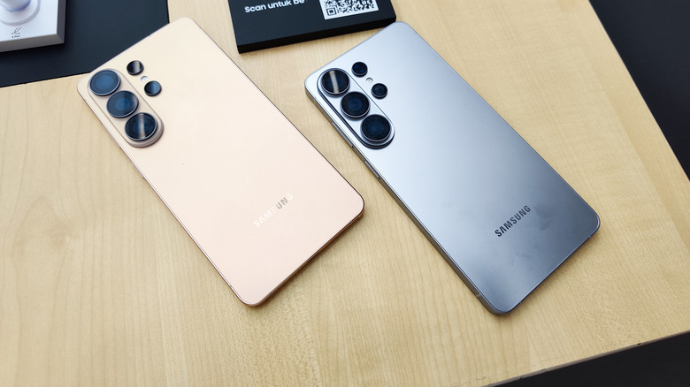 Two Samsung S26 Ultra phones lying screen-down on a desk