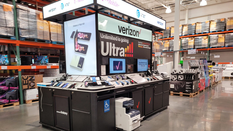 A Verizon kiosk in the middle of a Costco