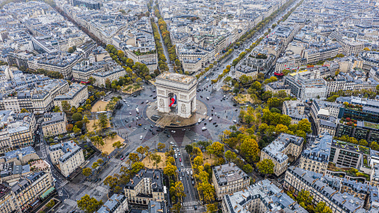 Aerial view of l'Arc de Triomphe in Paris