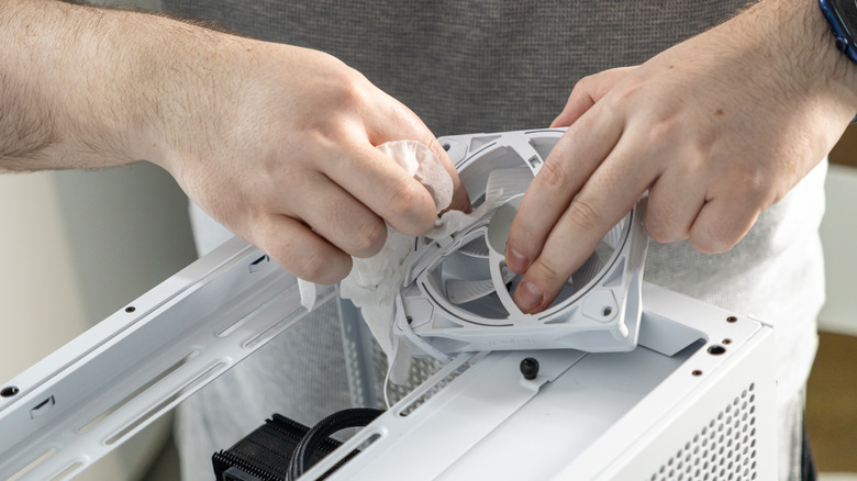 Hombre lave la computadora de gas
