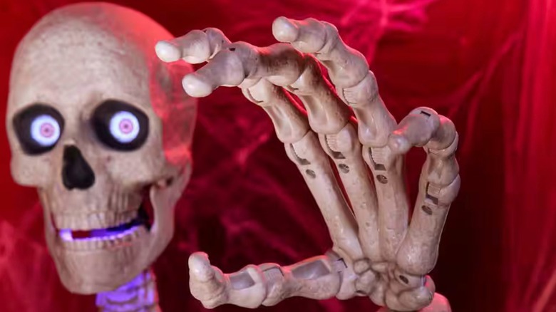 Close up of Home Depot skeleton showing skull and hand