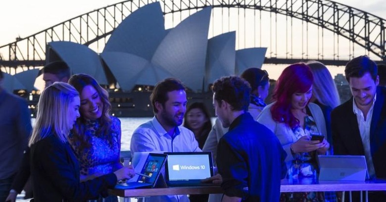 Windows-10-fan-celebration-in-Sydney1