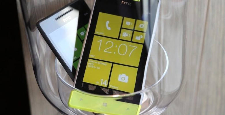 windows_phones_in_glass