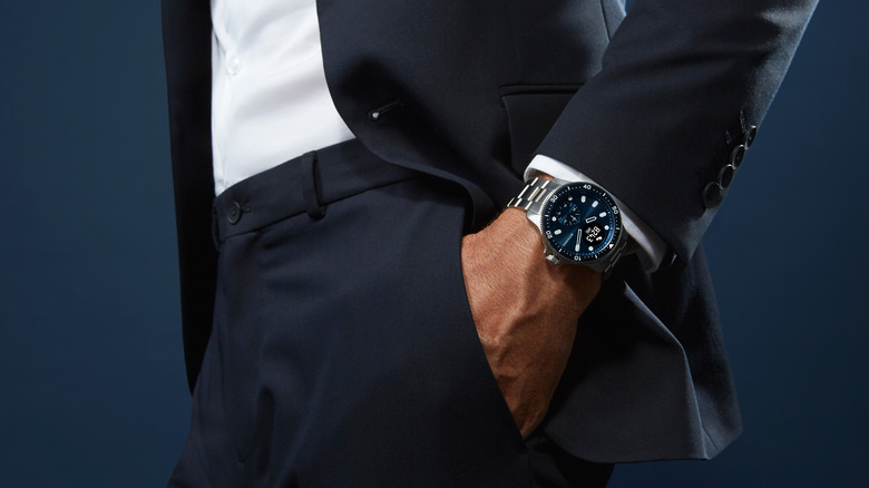Man suit Withings ScanWatch Horizon