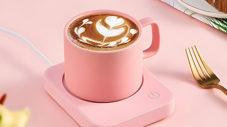 Pink coffee mug on Vobaga warmer