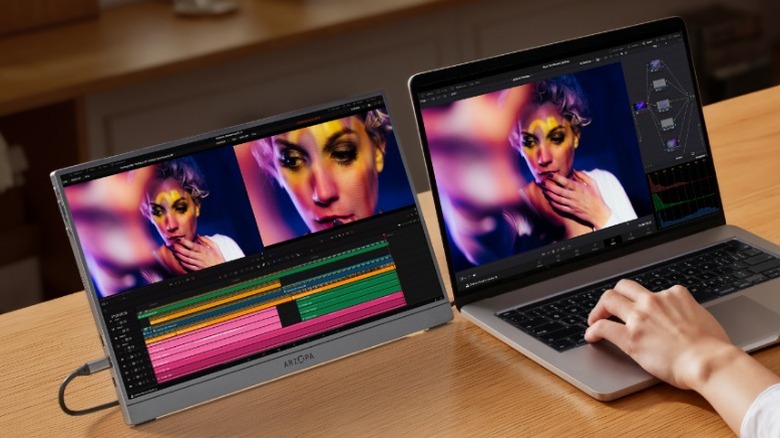 Arzopa Z3FC Portable Monitor connected to laptop