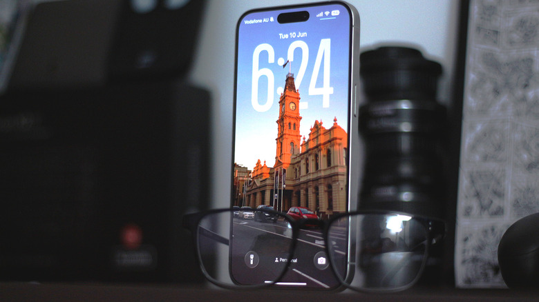 New lock screen on iOS 26