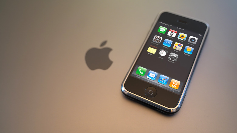 First-generation iPhone on Apple laptop
