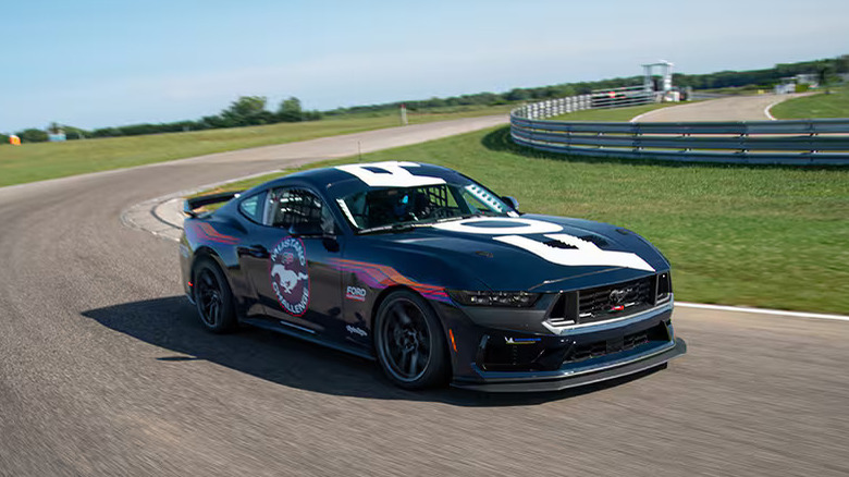 Ford Mustang Dark Horse R cornering