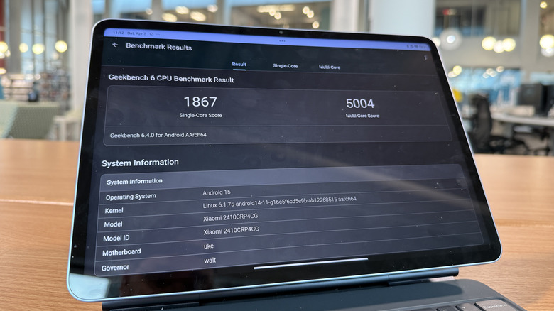 Xiaomi Pad 7 on a table with Geekbench scores