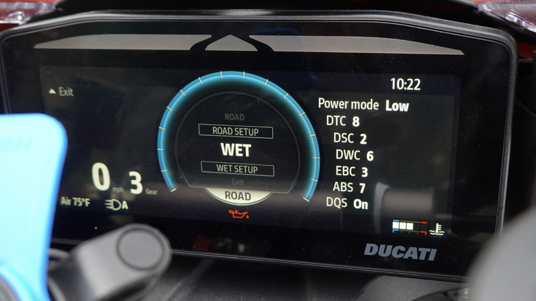 2025 Ducati Panigale V4 wet mode ride screen