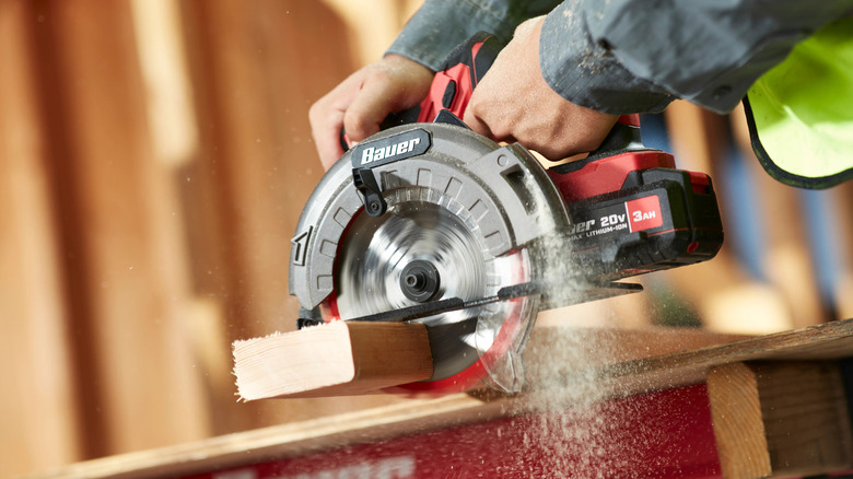 Harbor Freight Bauer saw in action