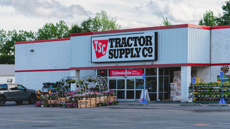 Exterior of Tractor Supply store
