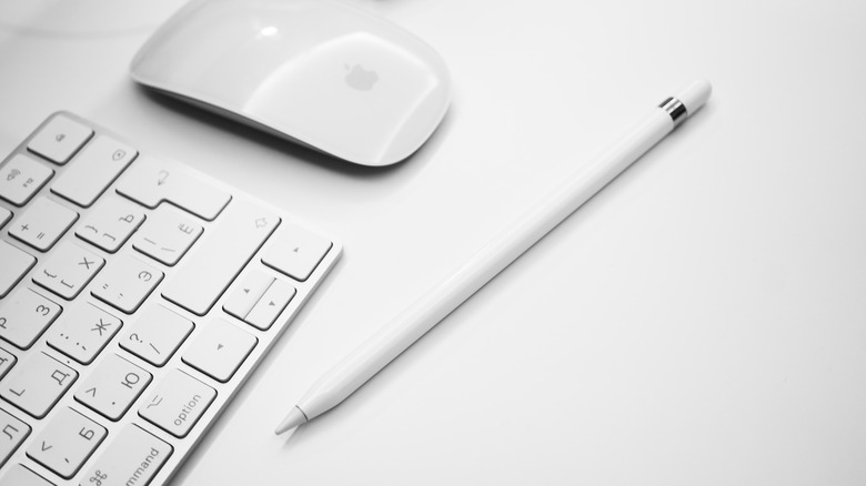 apple pencil next to keyboard and mouse