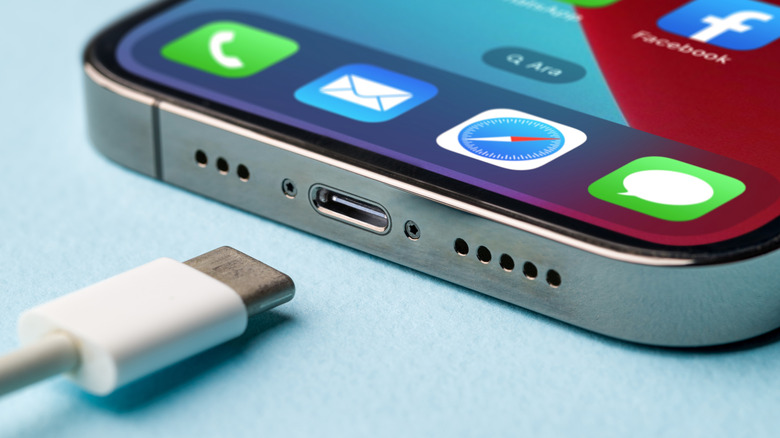 iPhone showing USB-C port with charger unplugged