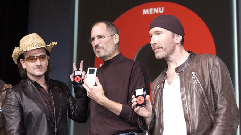 Steve Jobs presenting the limited edition U2 iPod alongside the band members.
