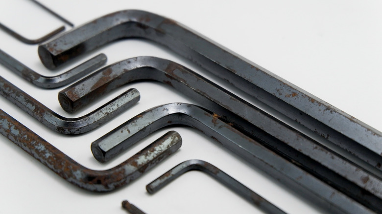 10 Allen keys of varying sizes arranged in a geometric pattern