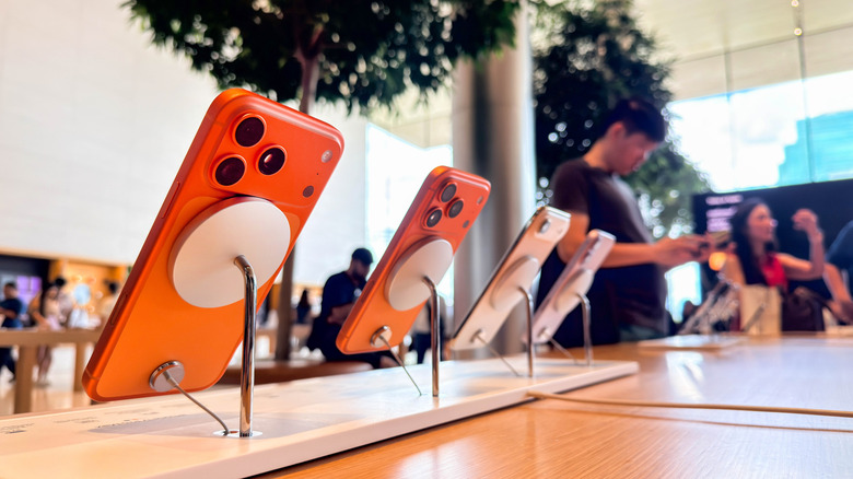 iphone 17 display