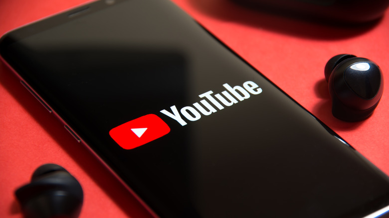 youtube logo smartphone