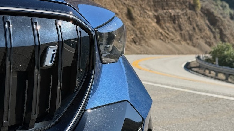 2026 BMW i5 xDrive40 front i emblem