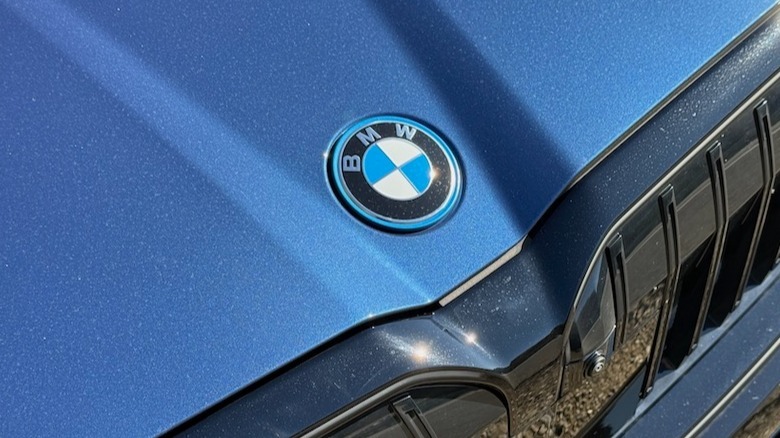 2026 BMW i5 xDrive40 front badge