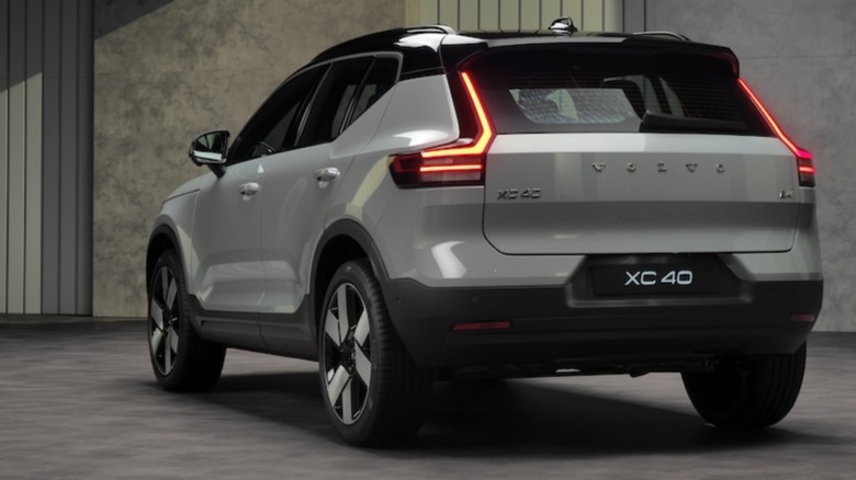 2028 XC40 rear 3/4 view