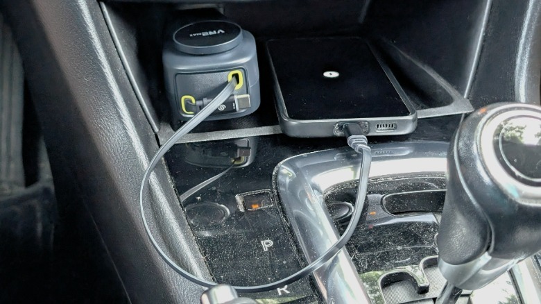 Baseus PrimeTrip VR2 Max charging a Samsung Galaxy S23 with the retractable USB-C cable.