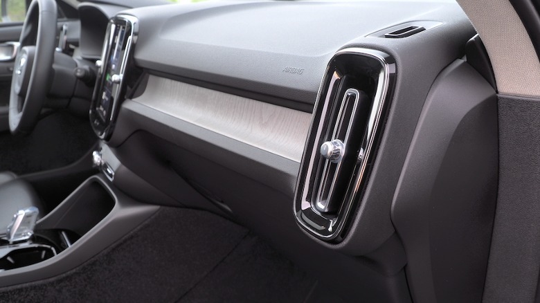 XC40 dashboard trim