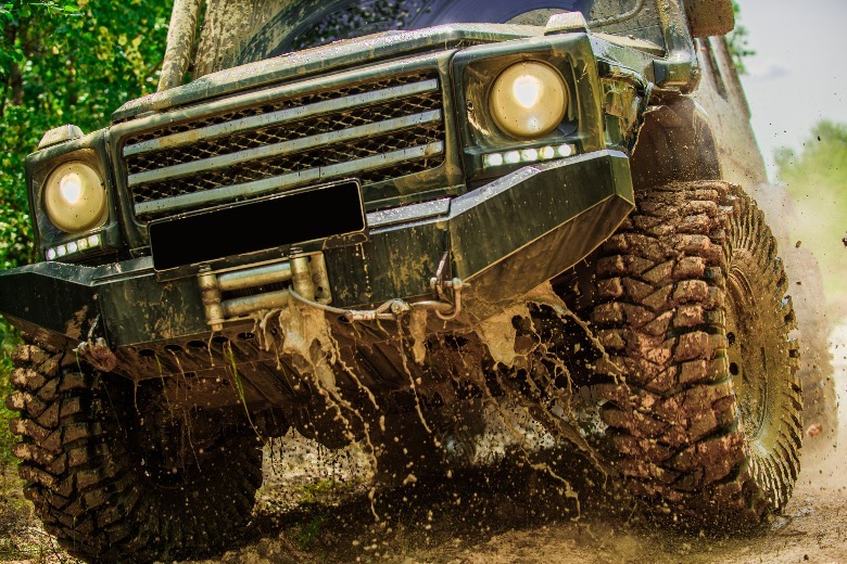 Veículo off-road 4x4 na lama
