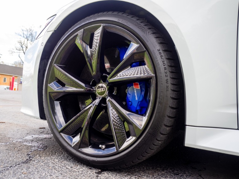 2026 Audi RS 6 Avant left front wheel with blue brake caliper