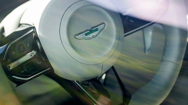 DB12 volante