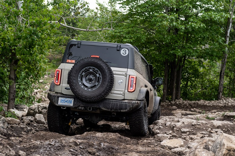 2022 Ford Bronco Everglades atravessando rochas