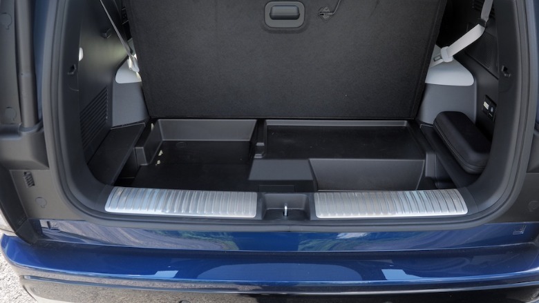 Under-trunk storage