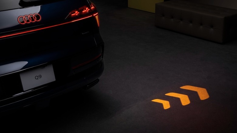 Q9 animated rear turn signal projection
