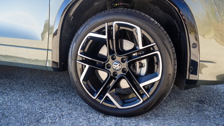 2026 Volkswagen Tiguan SEL R-Line Turbo right front wheel