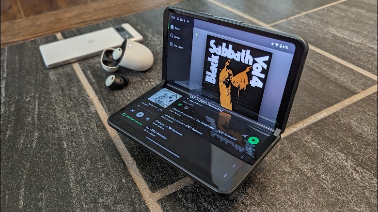 Google Pixel Fold com Spotify
