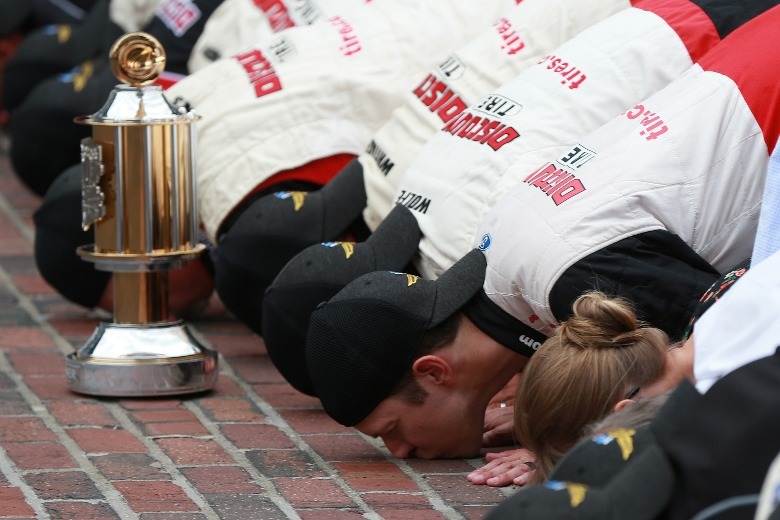 people kiss bricks IMS