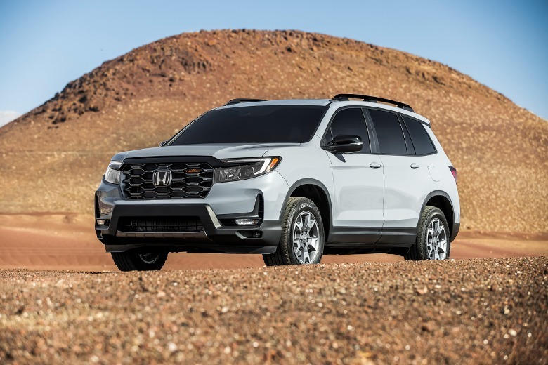 Honda Passport Trailsport 2023 diparkir di gurun pasir