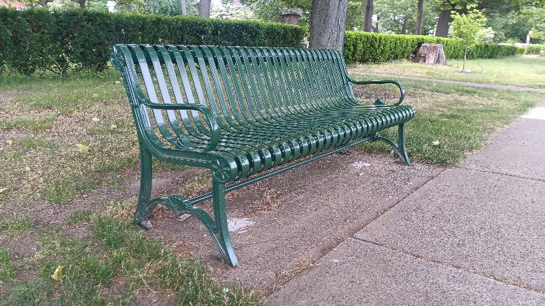 Imagem de um banco verde em um parque