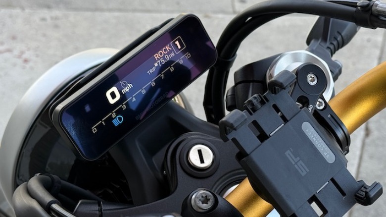 BMW R 12 TFT rider display