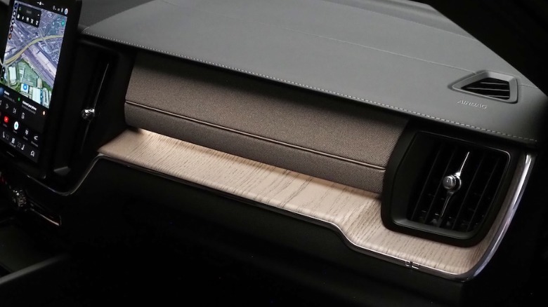 XC60 dashboard trim detail