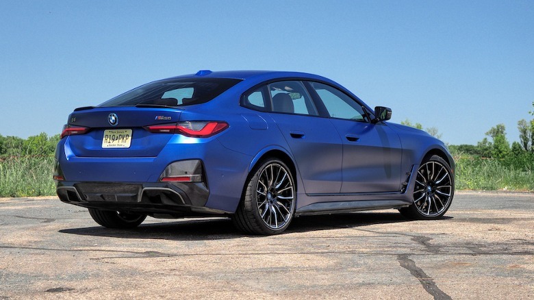 Visão traseira do passageiro BMW i4 M50