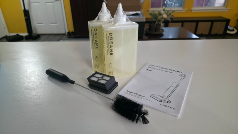 The accessories that come with the Aero Ultra Steam