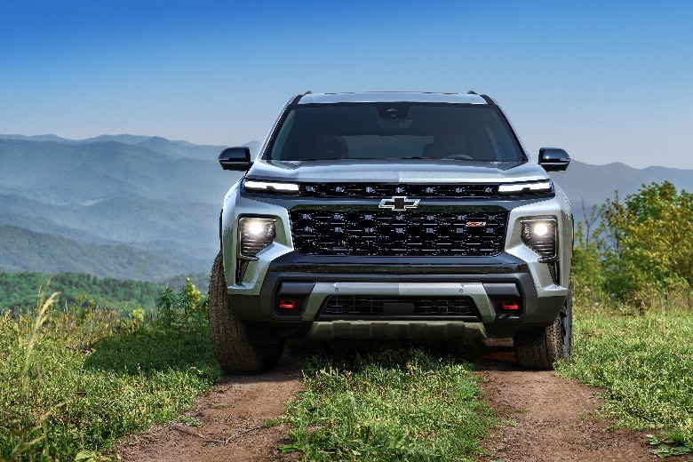 2024 Chevrolet Traverse ZR1 driving dirt