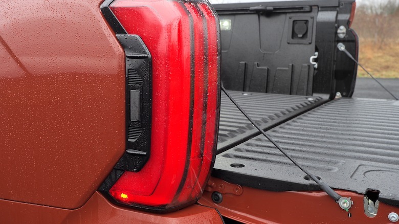 Tundra tailgate and release button in taillamp cluster