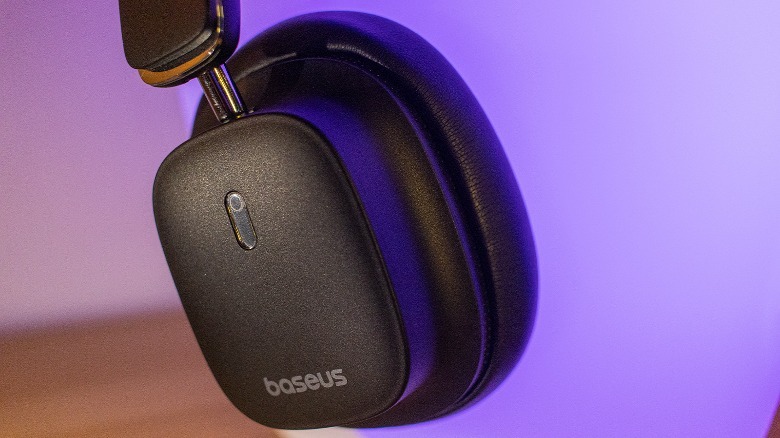 Bowie 30 Max right earcup detail