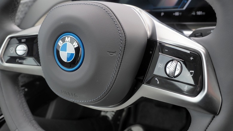 Detalhe do volante BMW i7 2023