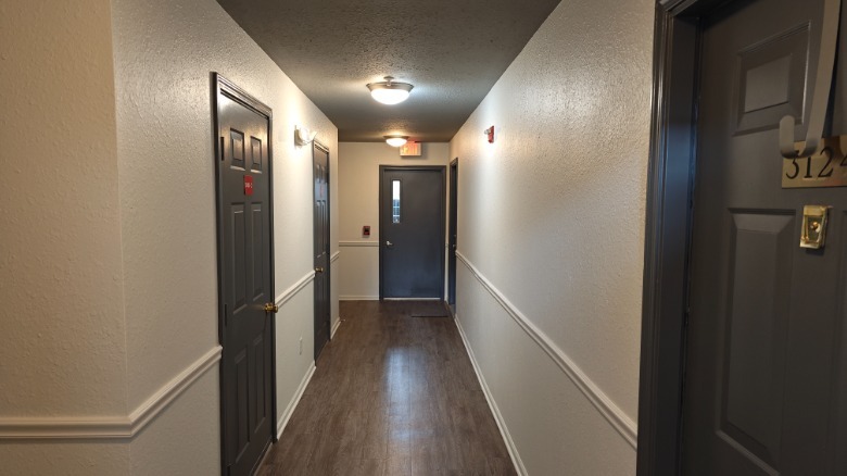 Xiaomi 13 Pro Dim Hallway