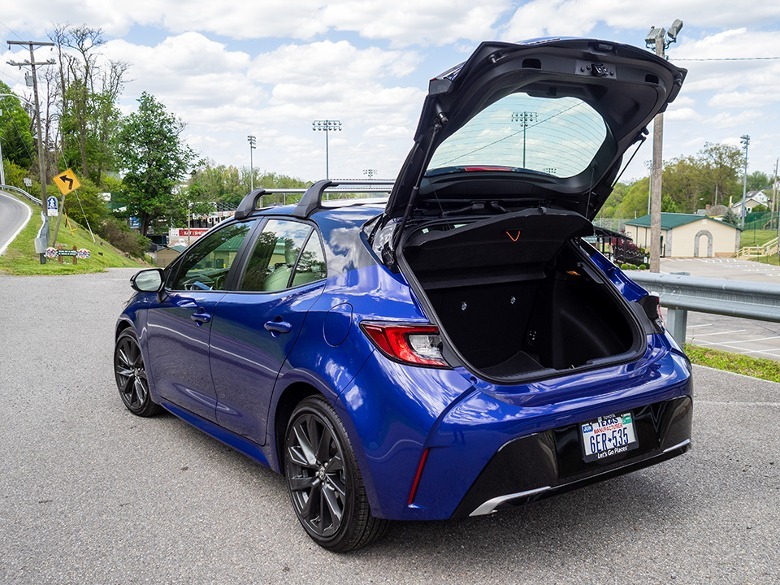 2023 Toyota Corolla Hatchback XSE estacionado com escotilha aberta