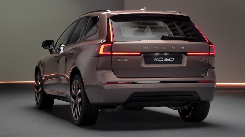 2028 XC60 T8 rear 3/4 view